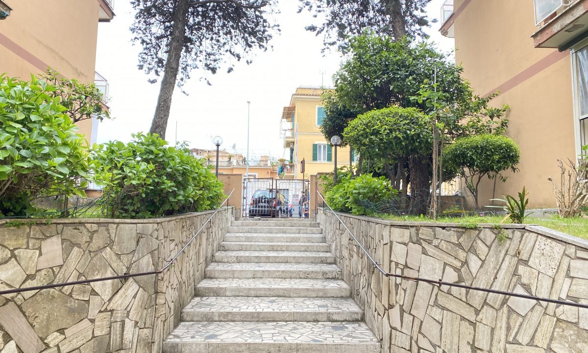IVia di Bravetta - Roma Appartamento in vendita NGRESSO CONDOMINIO (2)