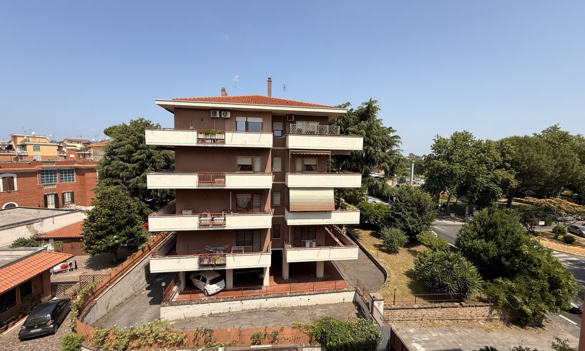 LUMINOSO TRILOCALE CON BALCONE – BRAVETTA, ROMA