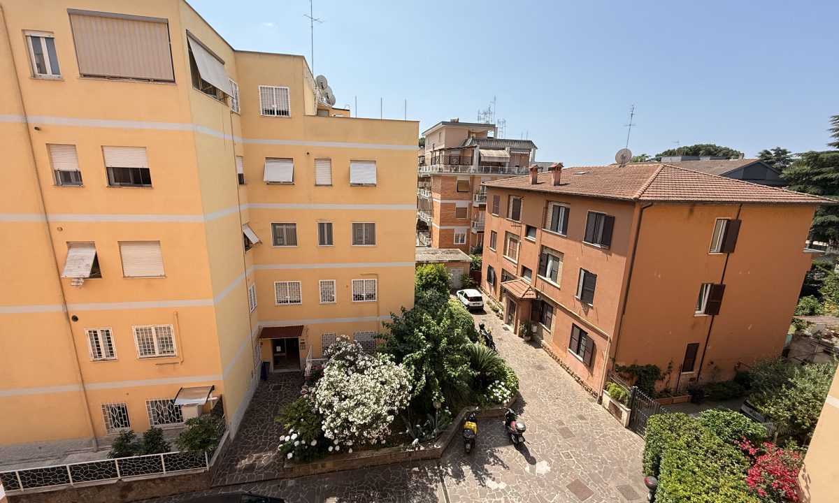 LUMINOSO TRILOCALE CON BALCONE – BRAVETTA, ROMA