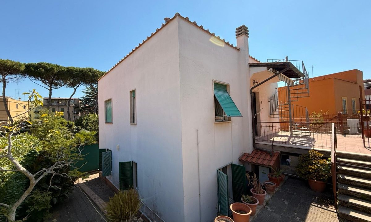Villino cielo-terra con giardino e lastrico solare – Casetta Mattei