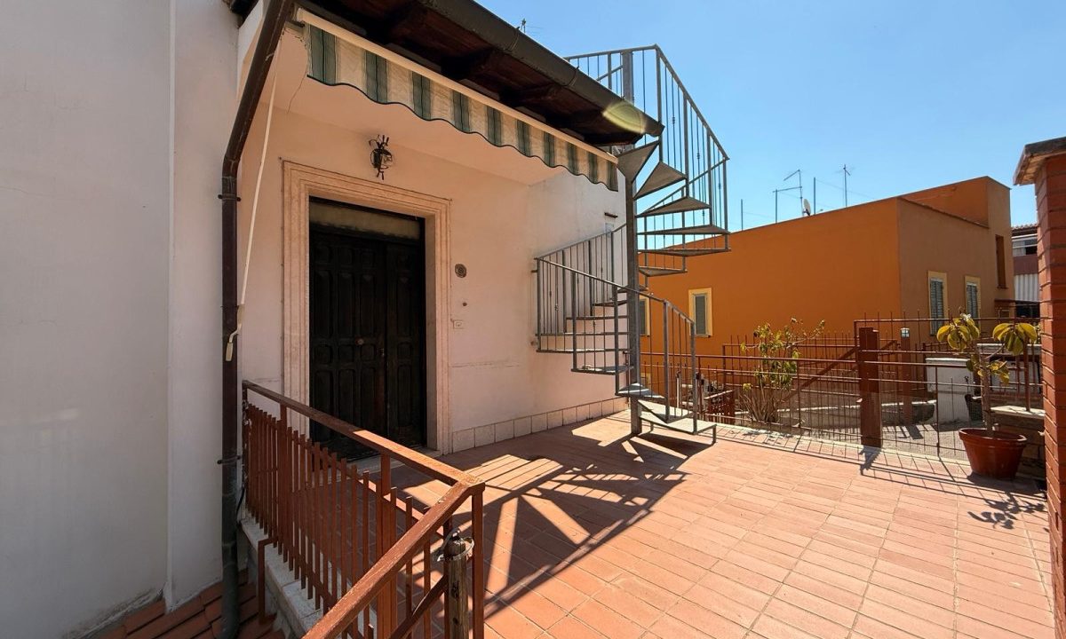 Villino cielo-terra con giardino e lastrico solare – Casetta Mattei
