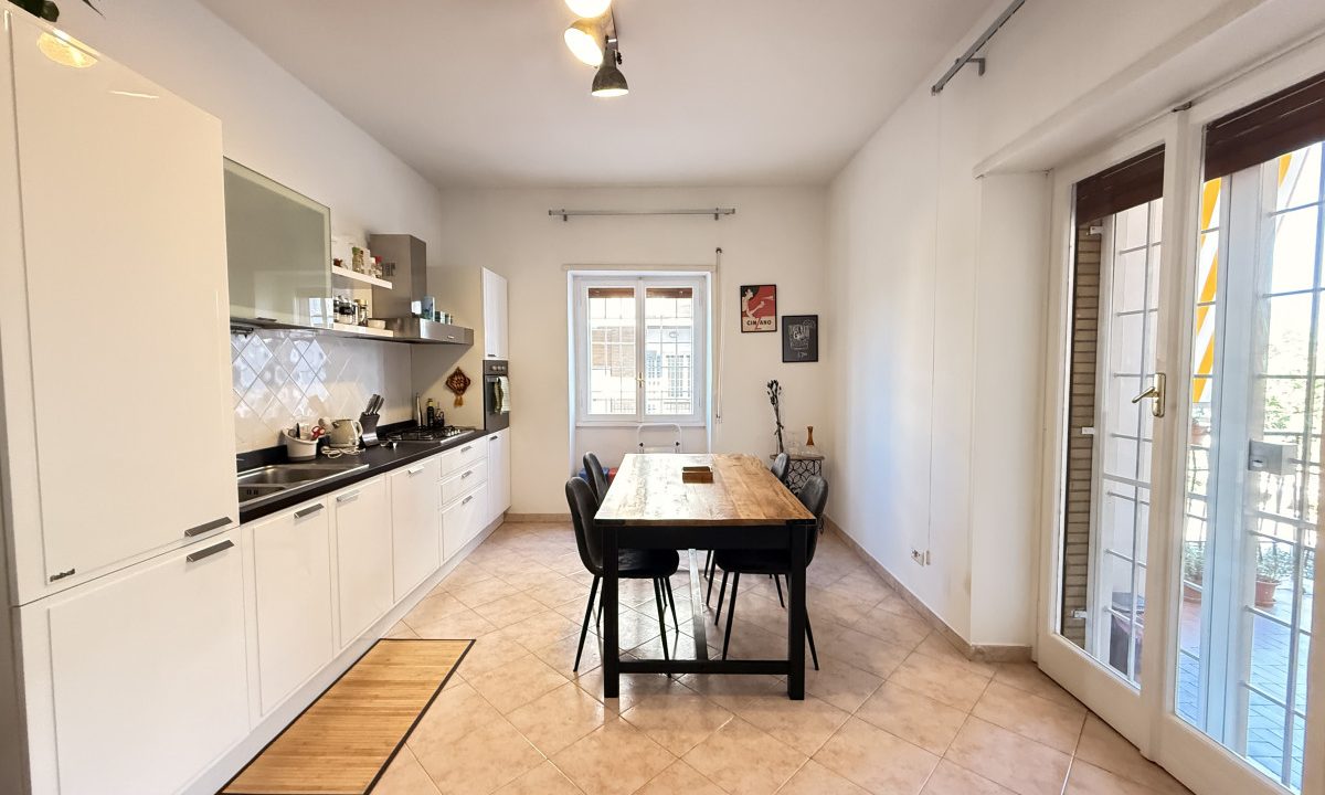 Bravetta – Via Silvestri | Ampio bilocale con balcone vivibile – Uso transitorio o foresteria