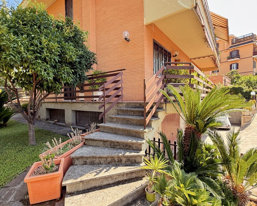 Villa Bifamiliare con Giardino e Box Auto - Bravetta | Roma