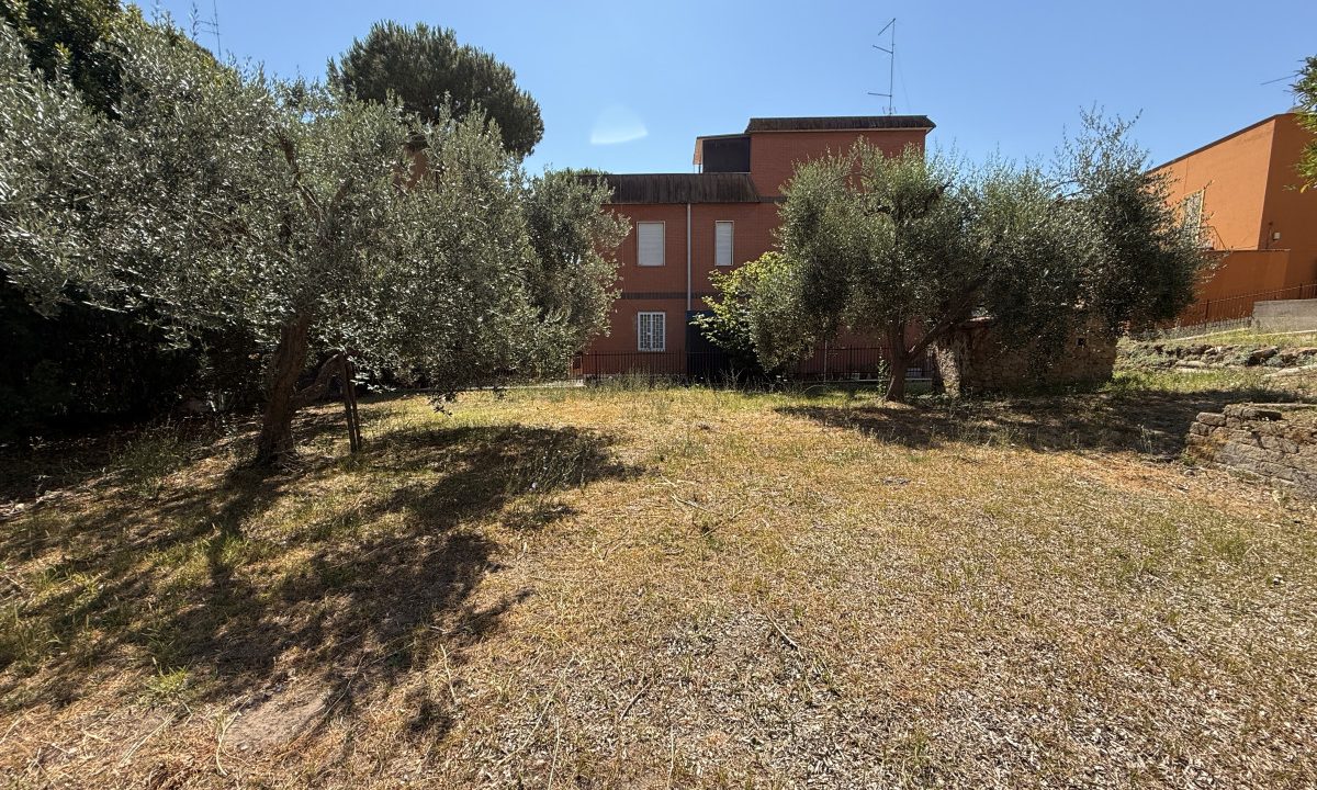 Villino cielo-terra con giardino e lastrico solare – Casetta Mattei