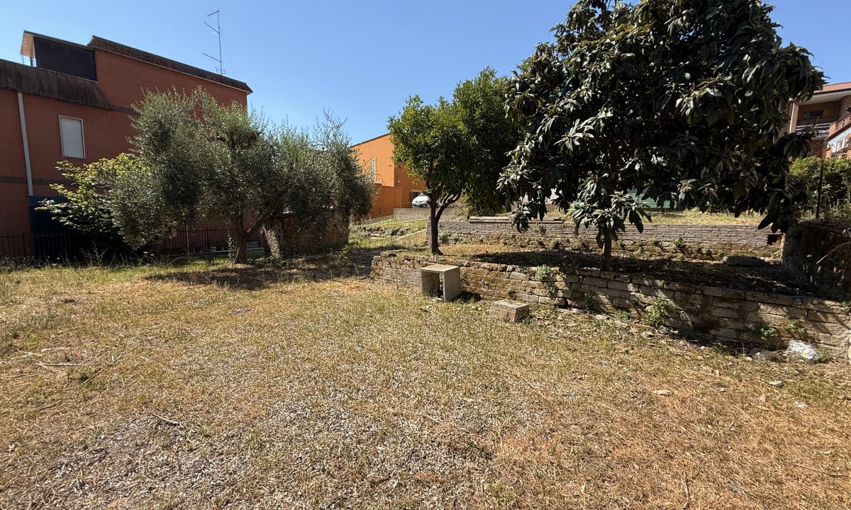 Villino cielo-terra con giardino e lastrico solare – Casetta Mattei