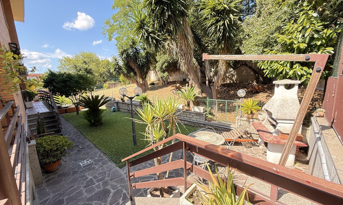 Villa Bifamiliare con Giardino e Box Auto - Bravetta | Roma