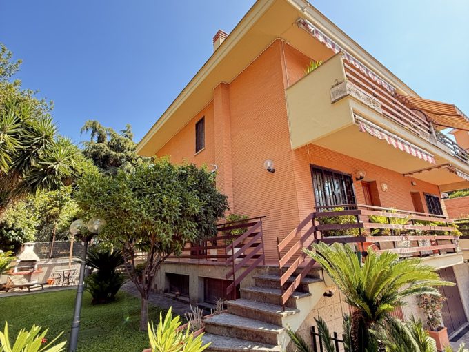 Villa Bifamiliare con Giardino e Box Auto - Bravetta | Roma