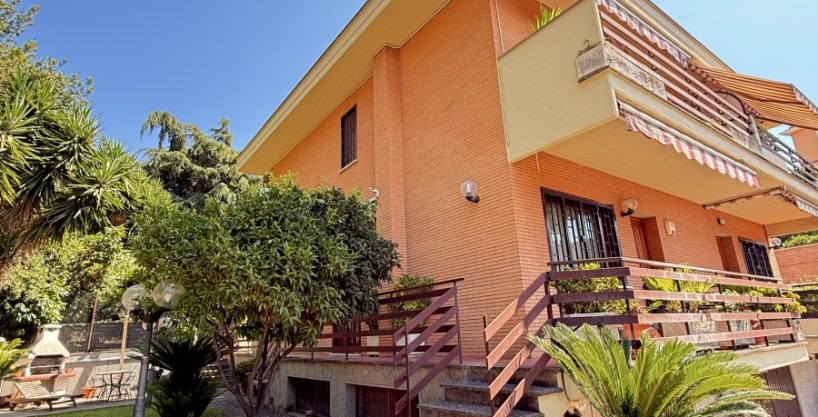 Villa Bifamiliare con Giardino e Box Auto - Bravetta | Roma