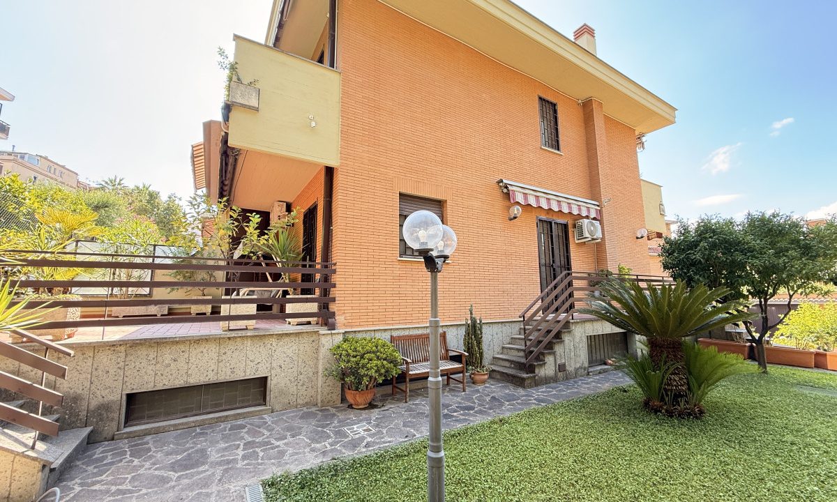 Villa Bifamiliare con Giardino e Box Auto - Bravetta | Roma