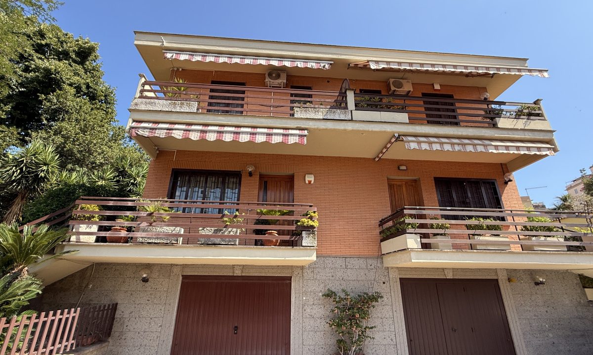 Villa Bifamiliare con Giardino e Box Auto - Bravetta | Roma