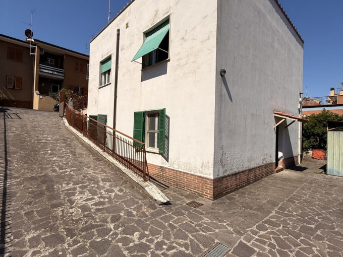 Villino cielo-terra con giardino e lastrico solare – Casetta Mattei