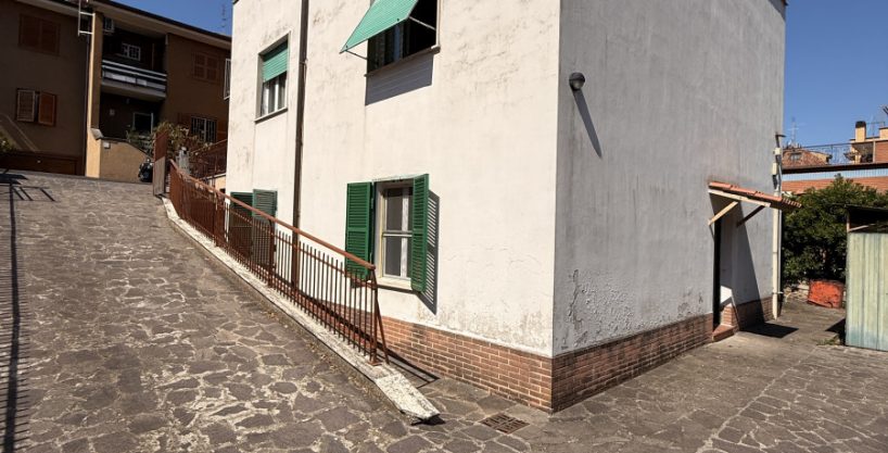 Villino cielo-terra con giardino e lastrico solare – Casetta Mattei