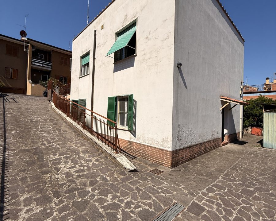 Villino cielo-terra con giardino e lastrico solare – Casetta Mattei