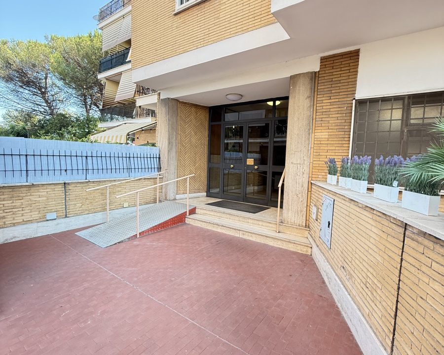 Bravetta – Via Silvestri | Ampio bilocale con balcone vivibile – Uso transitorio o foresteria