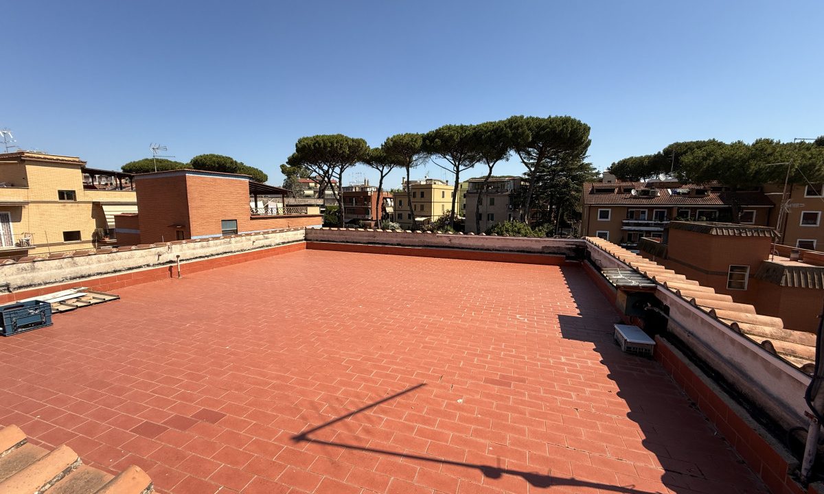 Villino cielo-terra con giardino e lastrico solare – Casetta Mattei