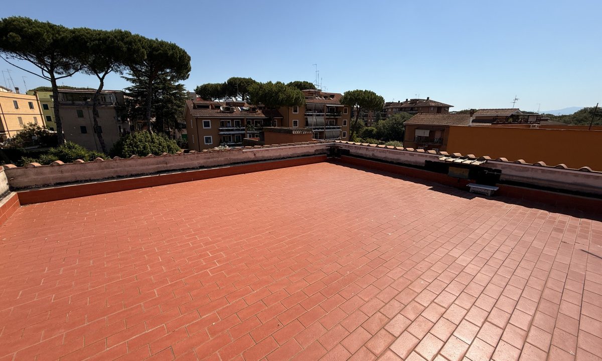 Villino cielo-terra con giardino e lastrico solare – Casetta Mattei