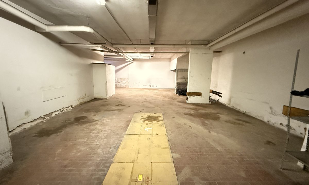 LOCALE DI 100 MQ C/6 - AUTORIMESSA