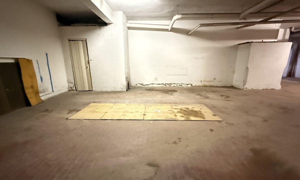 LOCALE DI 100 MQ C/6 - AUTORIMESSA