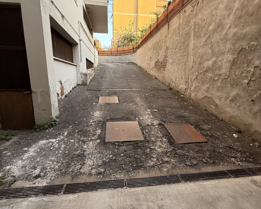LOCALE DI 100 MQ C/6 - AUTORIMESSA