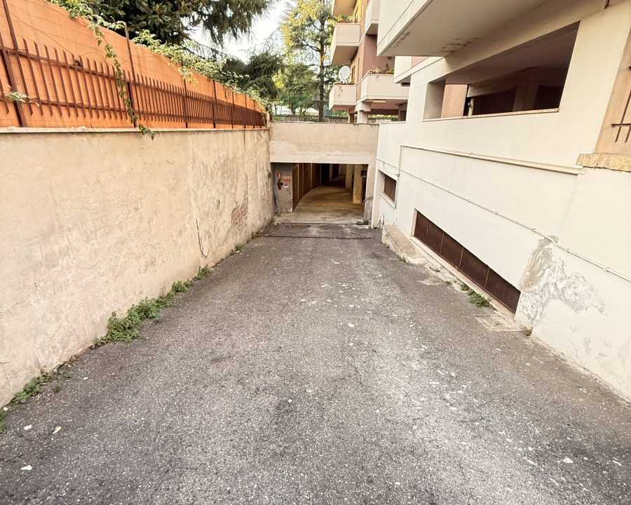 LOCALE DI 100 MQ C/6 - AUTORIMESSA