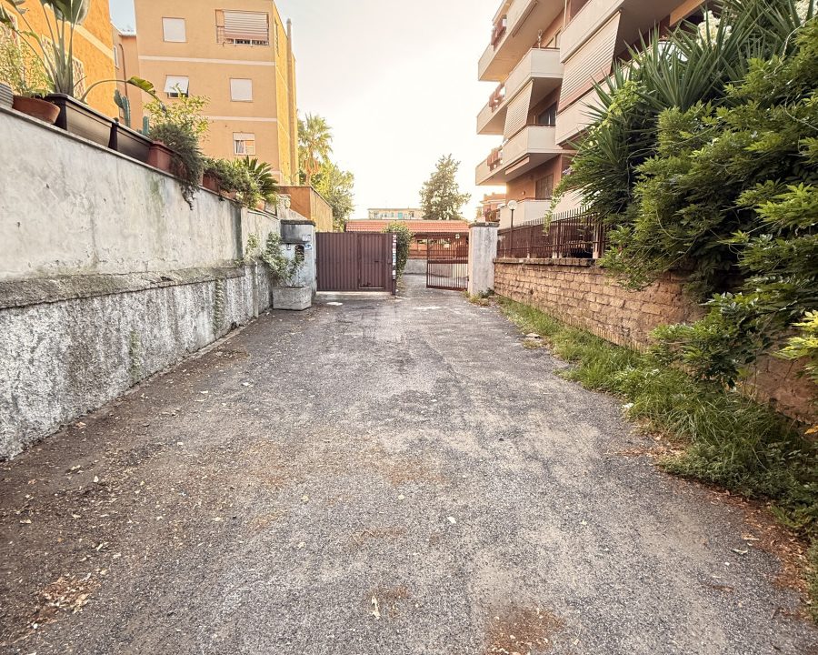 LOCALE DI 100 MQ C/6 - AUTORIMESSA