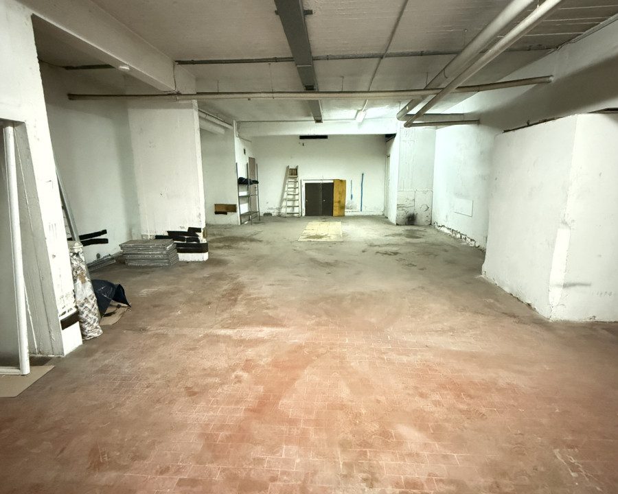 LOCALE DI 100 MQ C/6 - AUTORIMESSA
