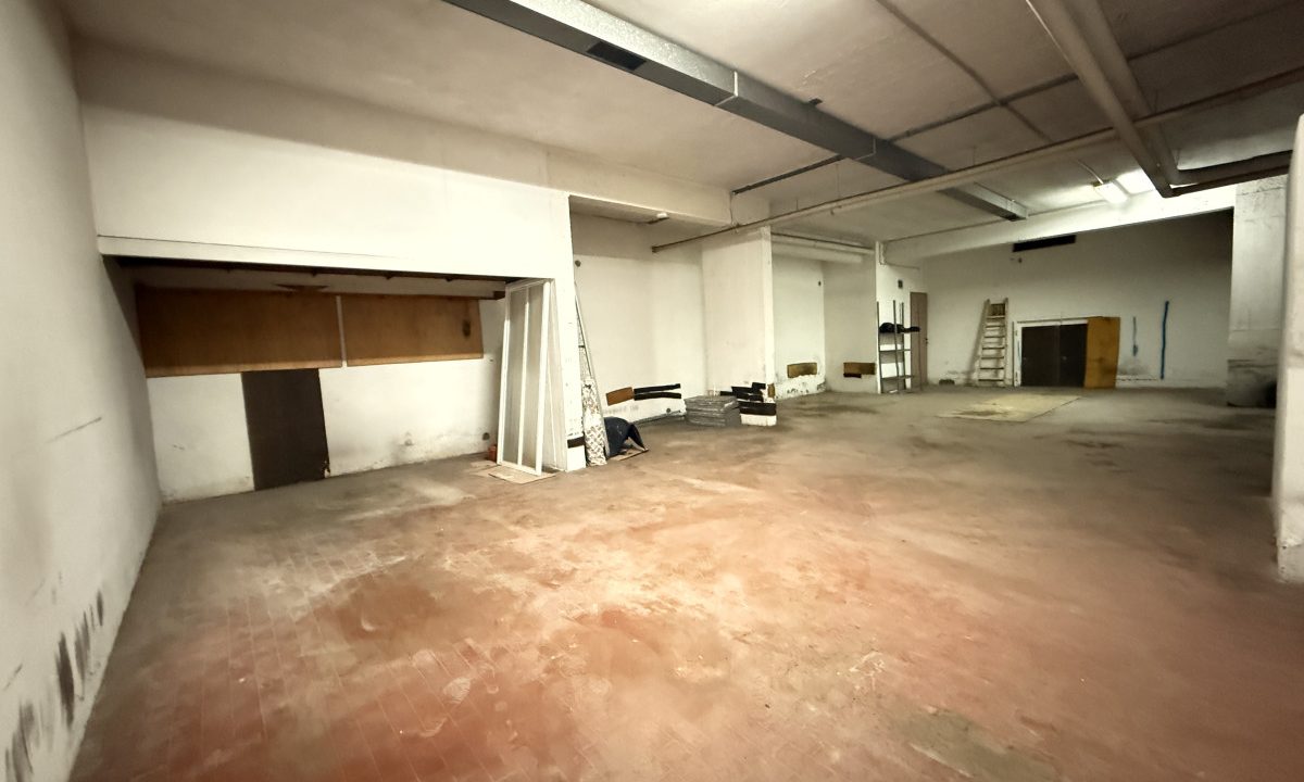 LOCALE DI 100 MQ C/6 - AUTORIMESSA