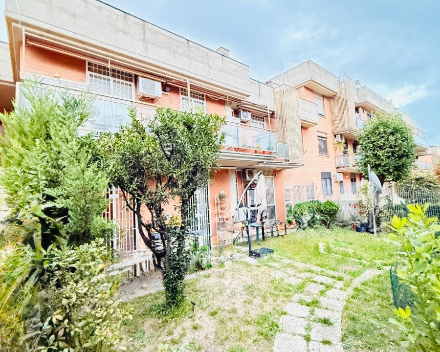 Ampio Bilocale in Vendita in Via Arnaldo Foschini - Roma