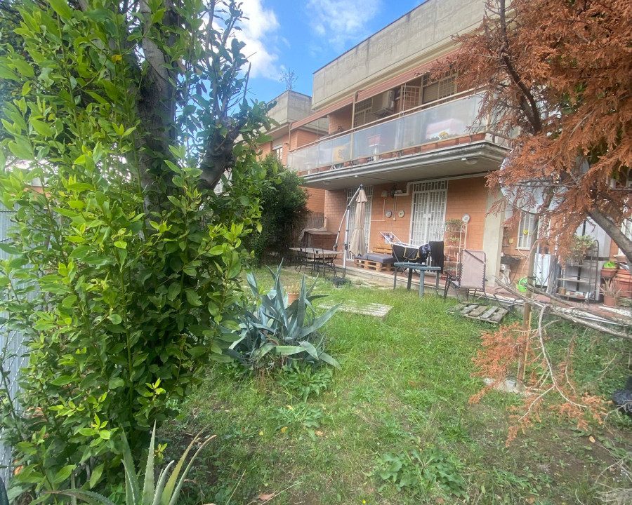 Ampio Bilocale in Vendita in Via Arnaldo Foschini - Roma