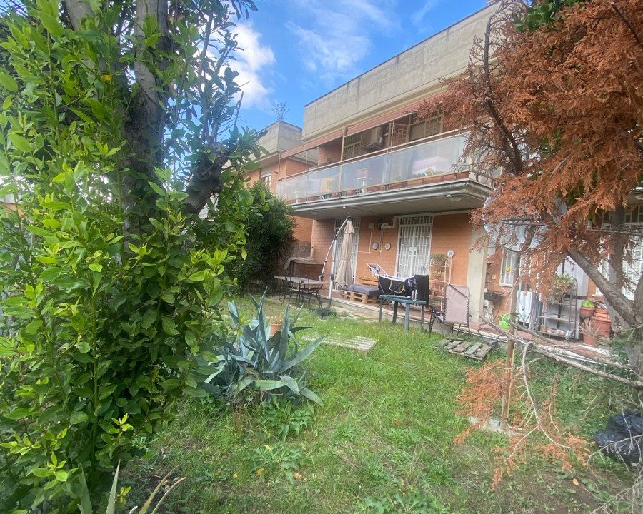 Ampio Bilocale in Vendita in Via Arnaldo Foschini - Roma