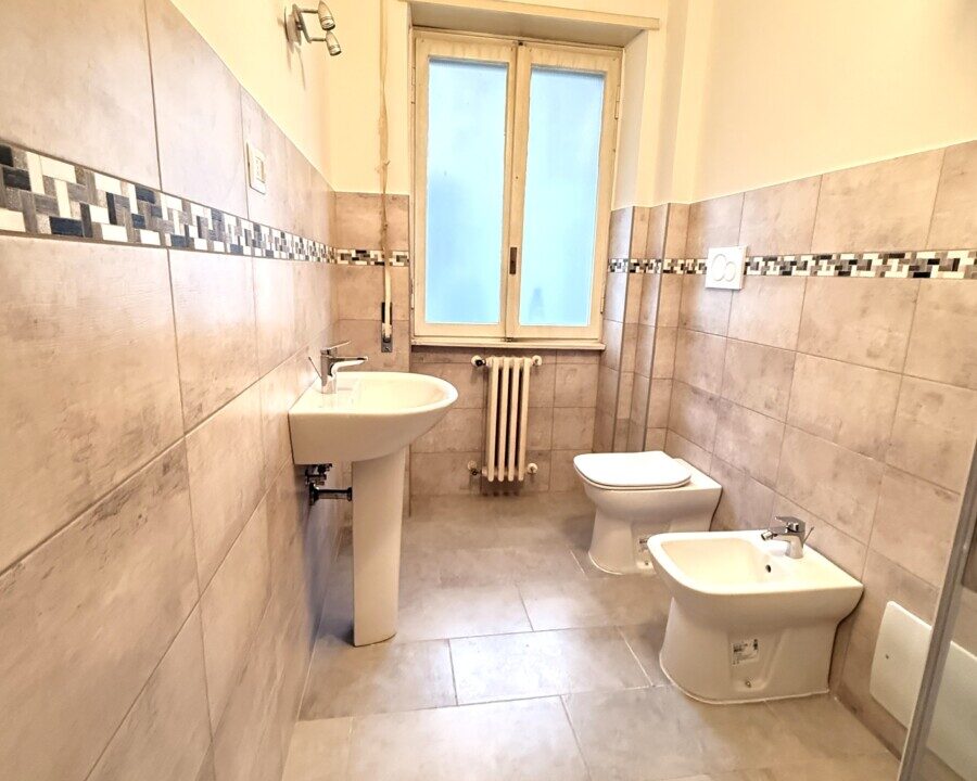 TRILOCALE IN VENDITA – VIA GIGI PEA CON CANTINA