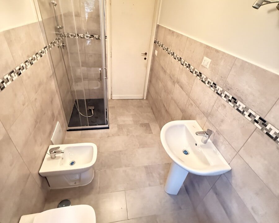 TRILOCALE IN VENDITA – VIA GIGI PEA CON CANTINA