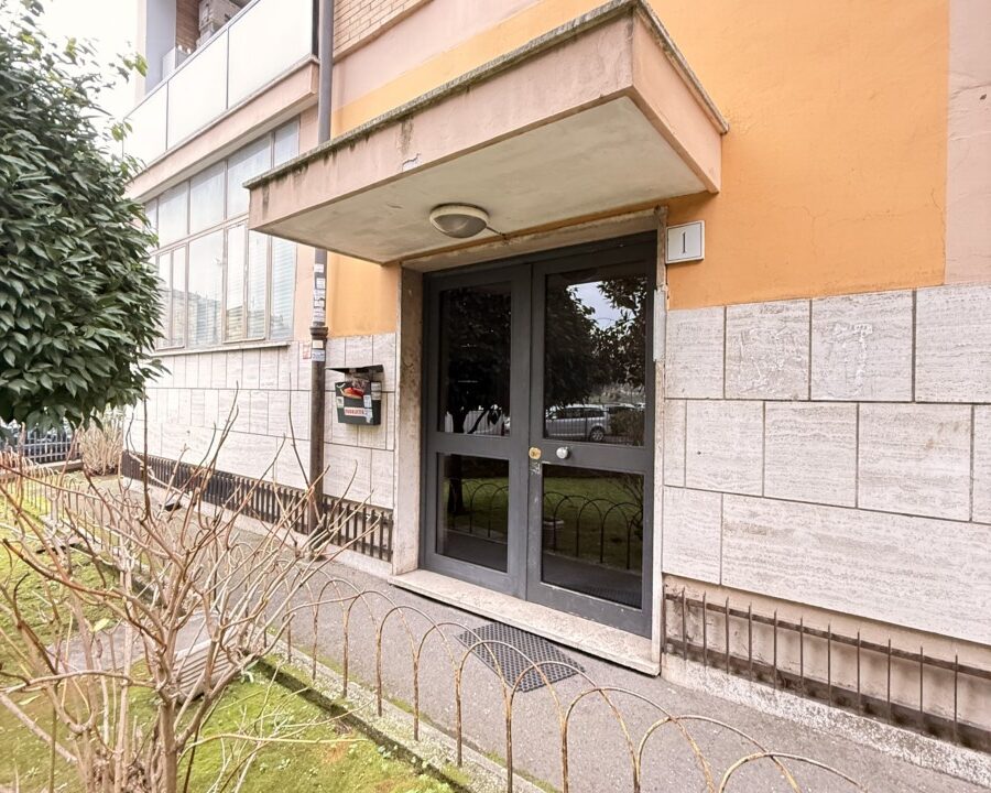 TRILOCALE IN VENDITA – VIA GIGI PEA CON CANTINA