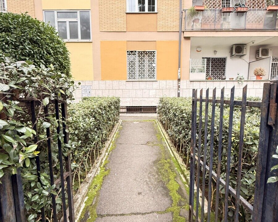 TRILOCALE IN VENDITA – VIA GIGI PEA CON CANTINA