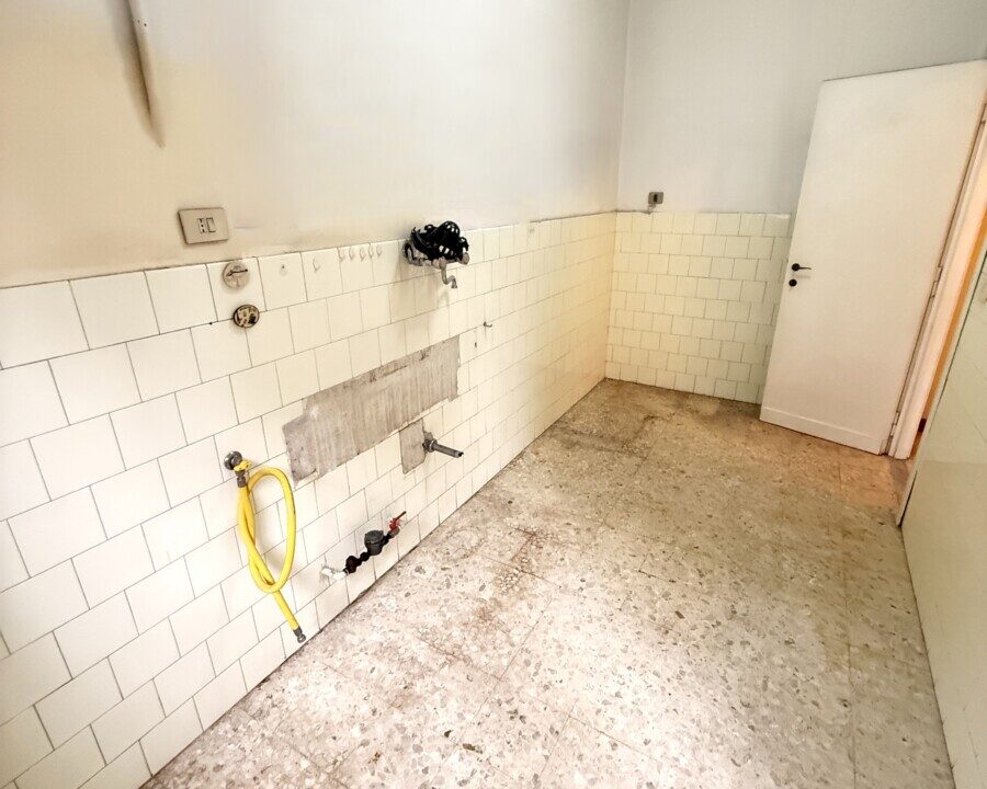 TRILOCALE IN VENDITA – VIA GIGI PEA CON CANTINA