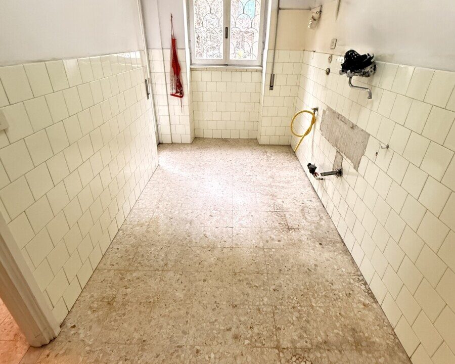 TRILOCALE IN VENDITA – VIA GIGI PEA CON CANTINA