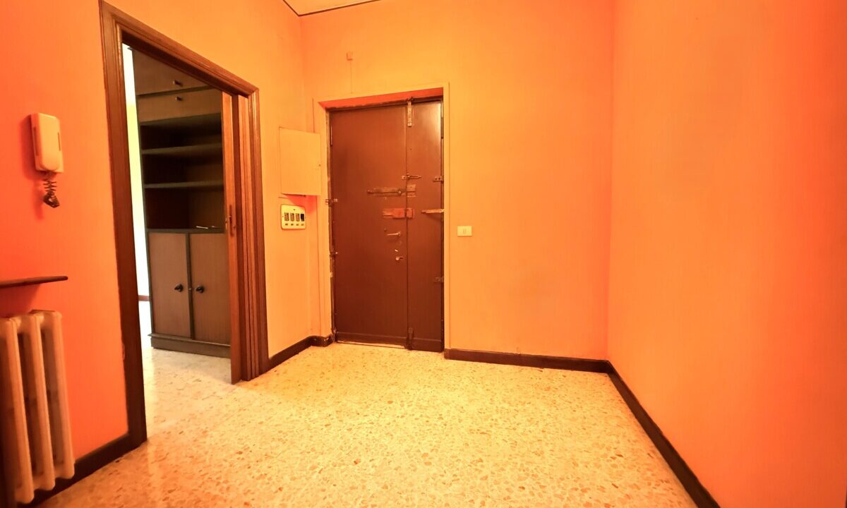 TRILOCALE IN VENDITA – VIA GIGI PEA CON CANTINA