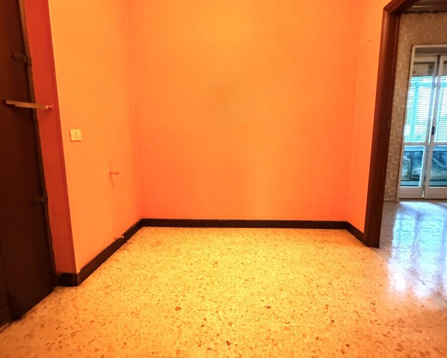 TRILOCALE IN VENDITA – VIA GIGI PEA CON CANTINA