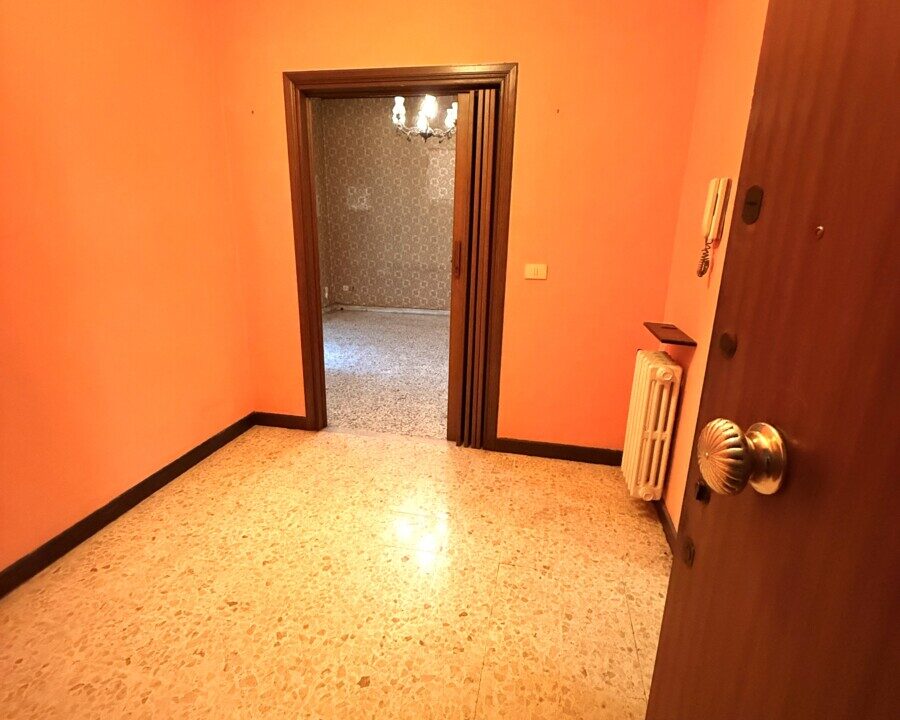 TRILOCALE IN VENDITA – VIA GIGI PEA CON CANTINA