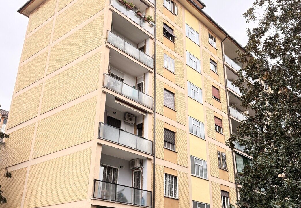 TRILOCALE IN VENDITA – VIA GIGI PEA CON CANTINA