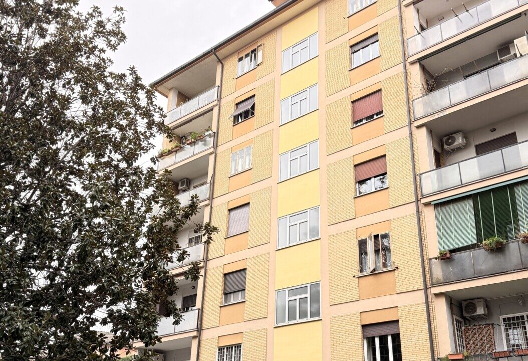 TRILOCALE IN VENDITA – VIA GIGI PEA CON CANTINA