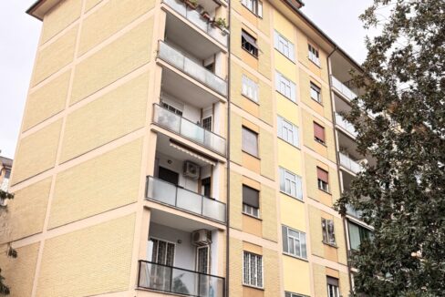 TRILOCALE IN VENDITA – VIA GIGI PEA CON CANTINA