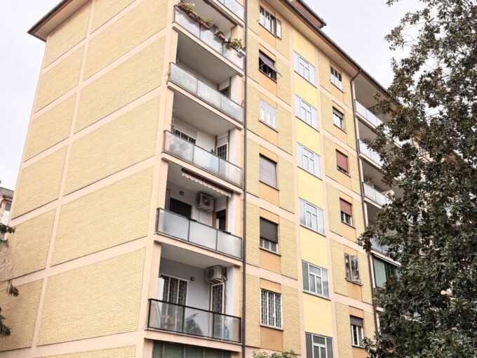 TRILOCALE IN VENDITA – VIA GIGI PEA CON CANTINA