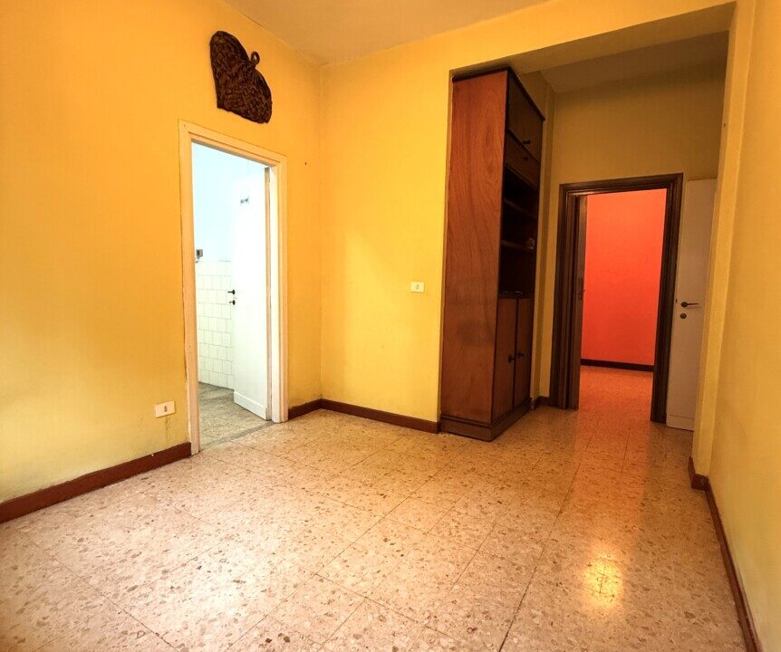 TRILOCALE IN VENDITA – VIA GIGI PEA CON CANTINA