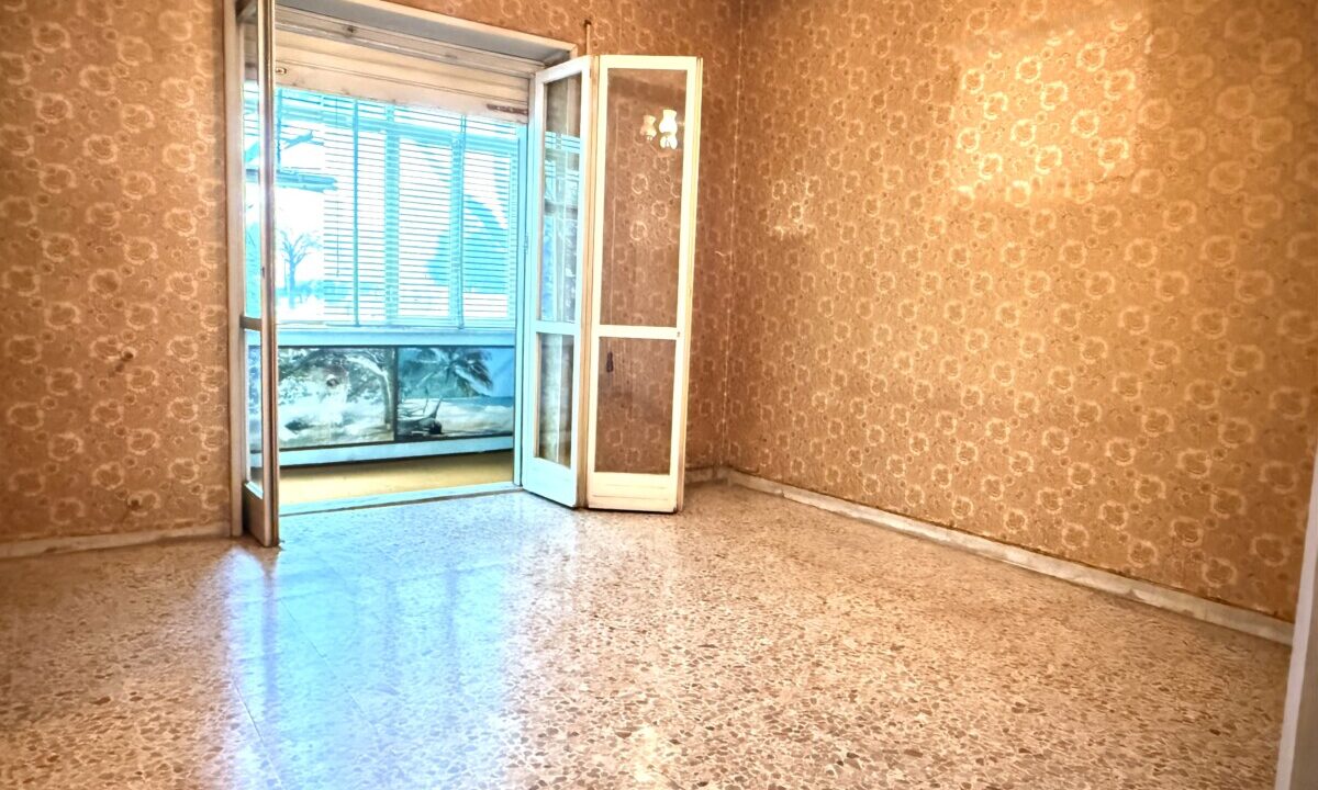 TRILOCALE IN VENDITA – VIA GIGI PEA CON CANTINA