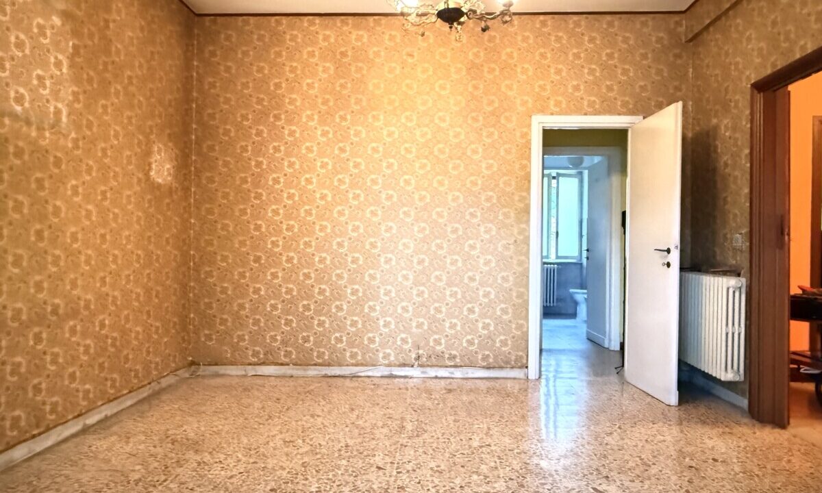 TRILOCALE IN VENDITA – VIA GIGI PEA CON CANTINA