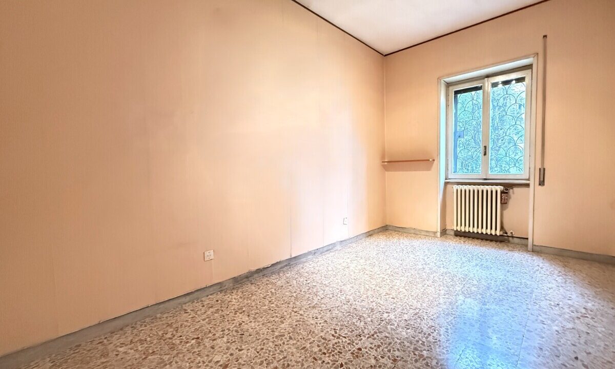 TRILOCALE IN VENDITA – VIA GIGI PEA CON CANTINA