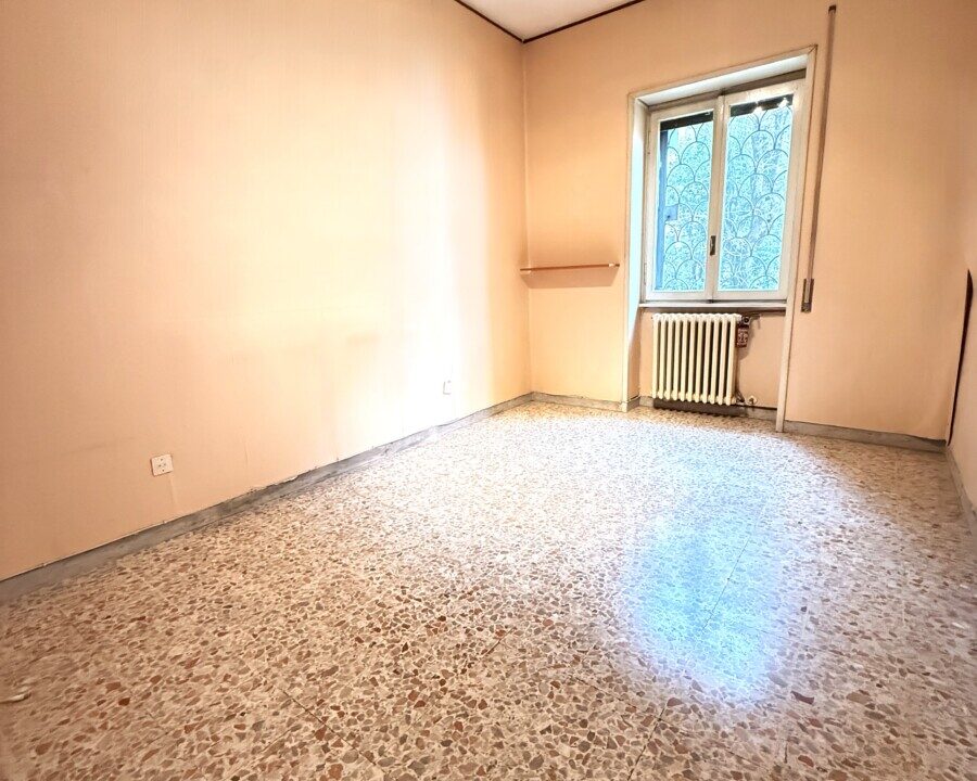 TRILOCALE IN VENDITA – VIA GIGI PEA CON CANTINA