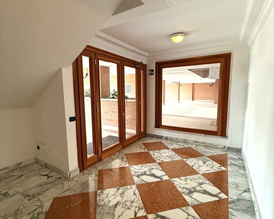 Splendido appartamento in Vendita - Via Roberto Ago con Giardino