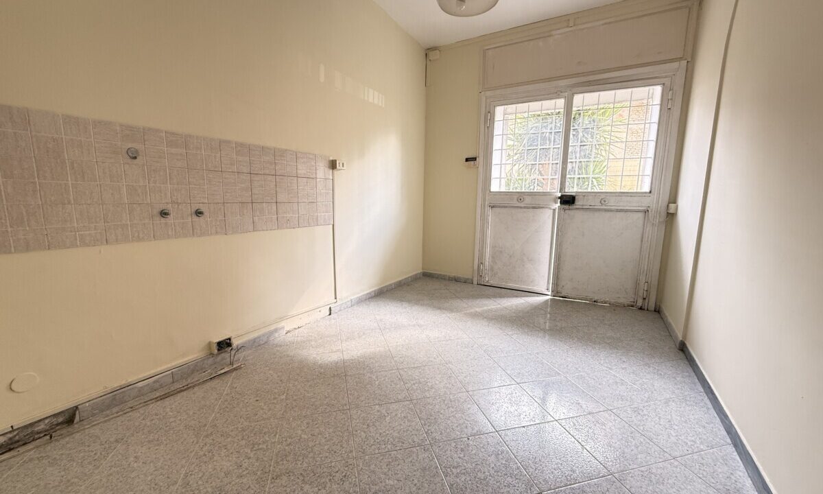 Trilocale in Vendita con Ampio Giardino e Posto Auto